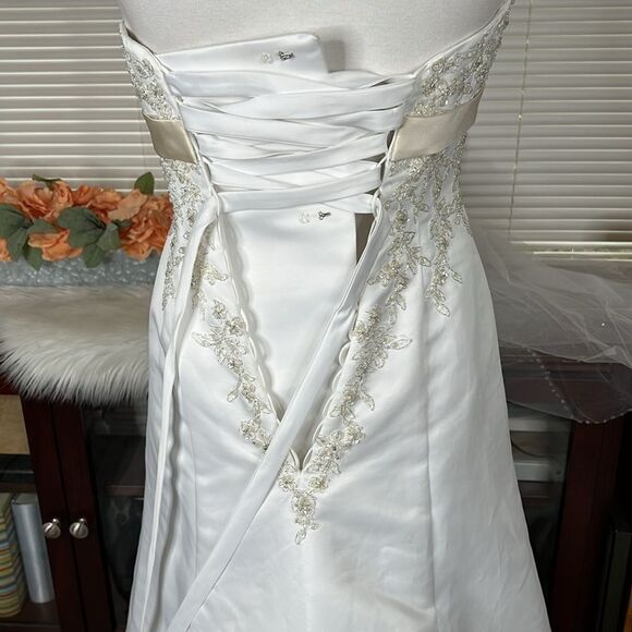 DAVID'S BRIDAL COLLECTION
lace wedding dress with beaded metallic lace - Picture 7 of 16